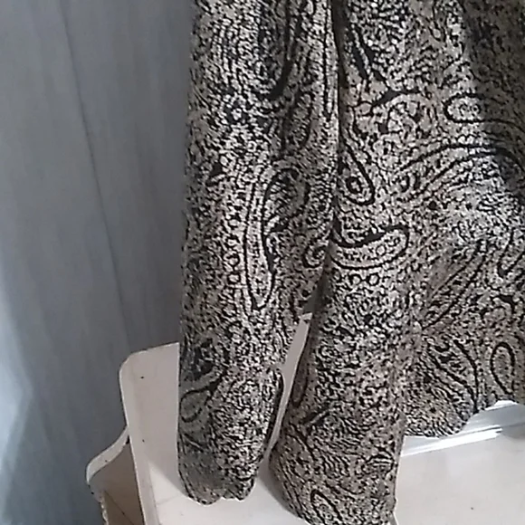 Like New Nicola Small/Medium Tan Black Design Lon Sleeves Top - Picture 5 of 9